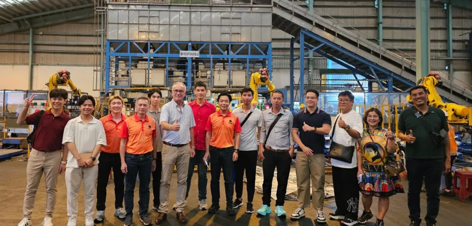 ทีมพาริชถ่ายภาพร่วมกันในโรงงานระหว่างเยี่ยมชมโรงงานผลิตปุ๋ยพาริช ไบโอ